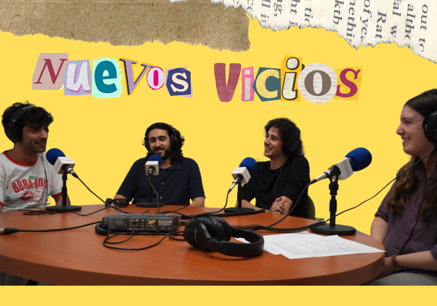 Julia Gil con los componentes del grupo Nuevos Vicios